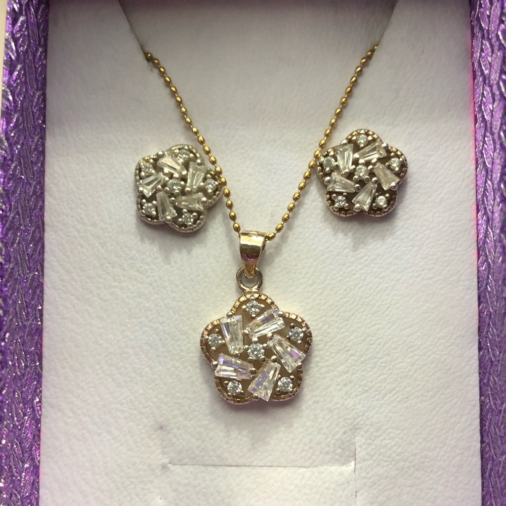 Set: earrings, necklace and pedant!